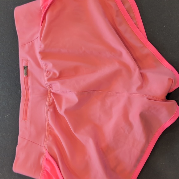 Never worn bright pink under armour running shorts sz small - Picture 3 of 7